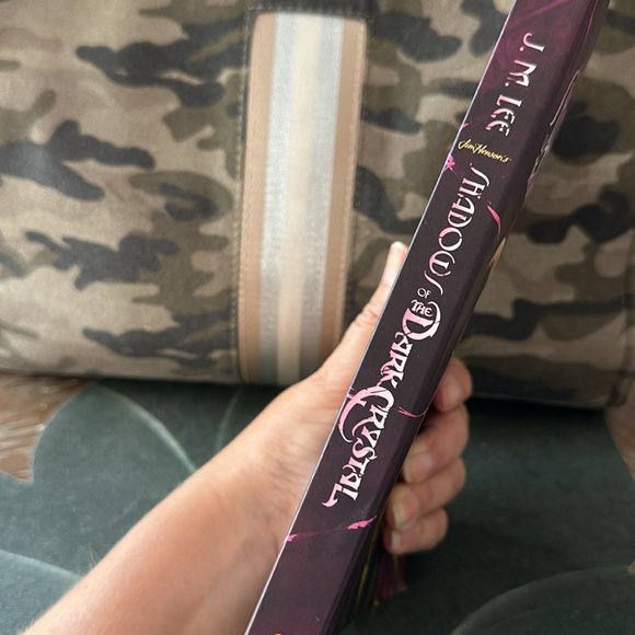 Shadows of the Dark Crystal paperback book and Pluff’M pin - Picture 4 of 7